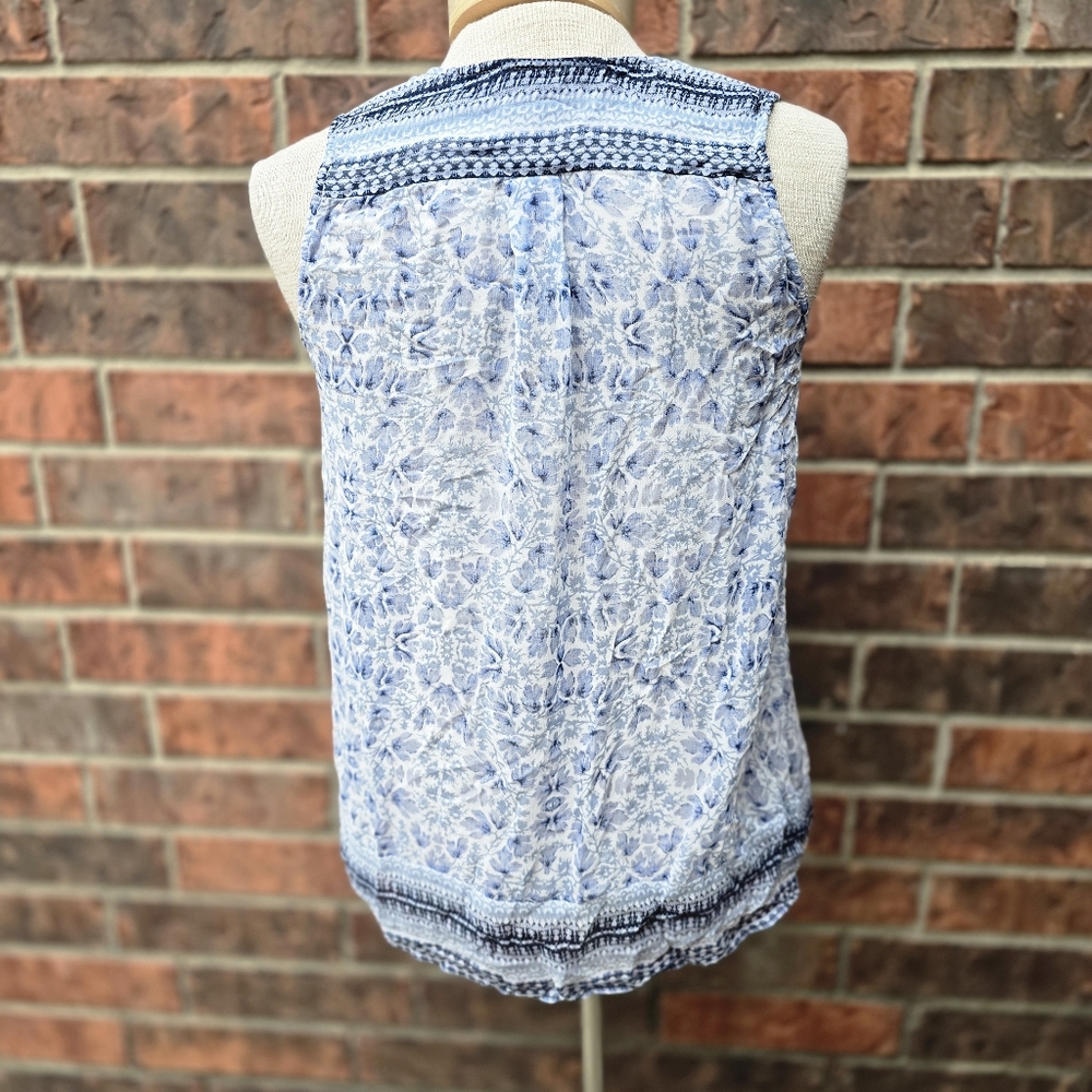 Lucky Brand Women’s Blouse  Summer Blue White Floral Geo Sleeveless Size XS - Picture 3 of 9